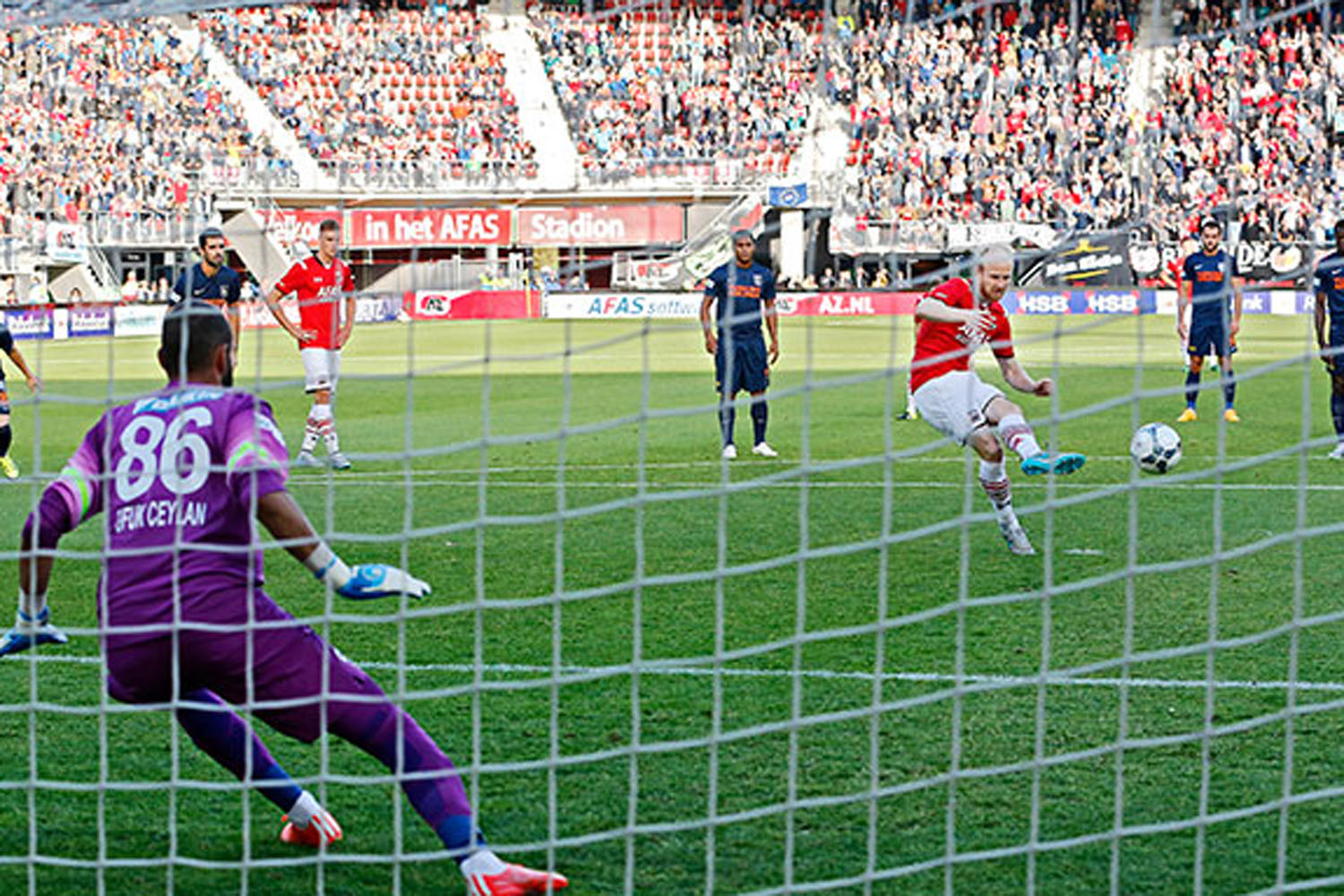 Jop van der Linden scores for AZ from penalty spot